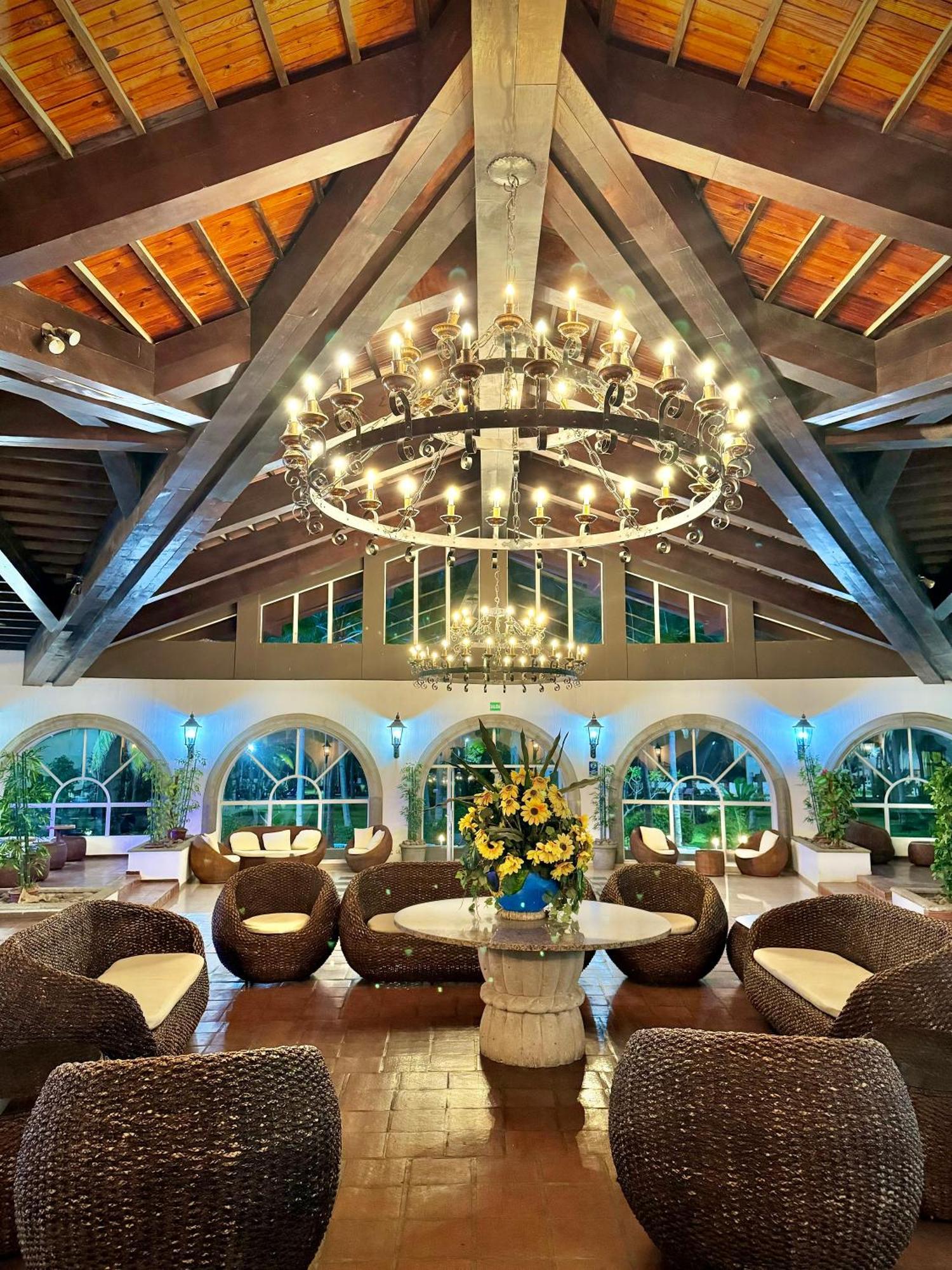 Hotel Tesoro Beach San Luis La Herradura Екстер'єр фото