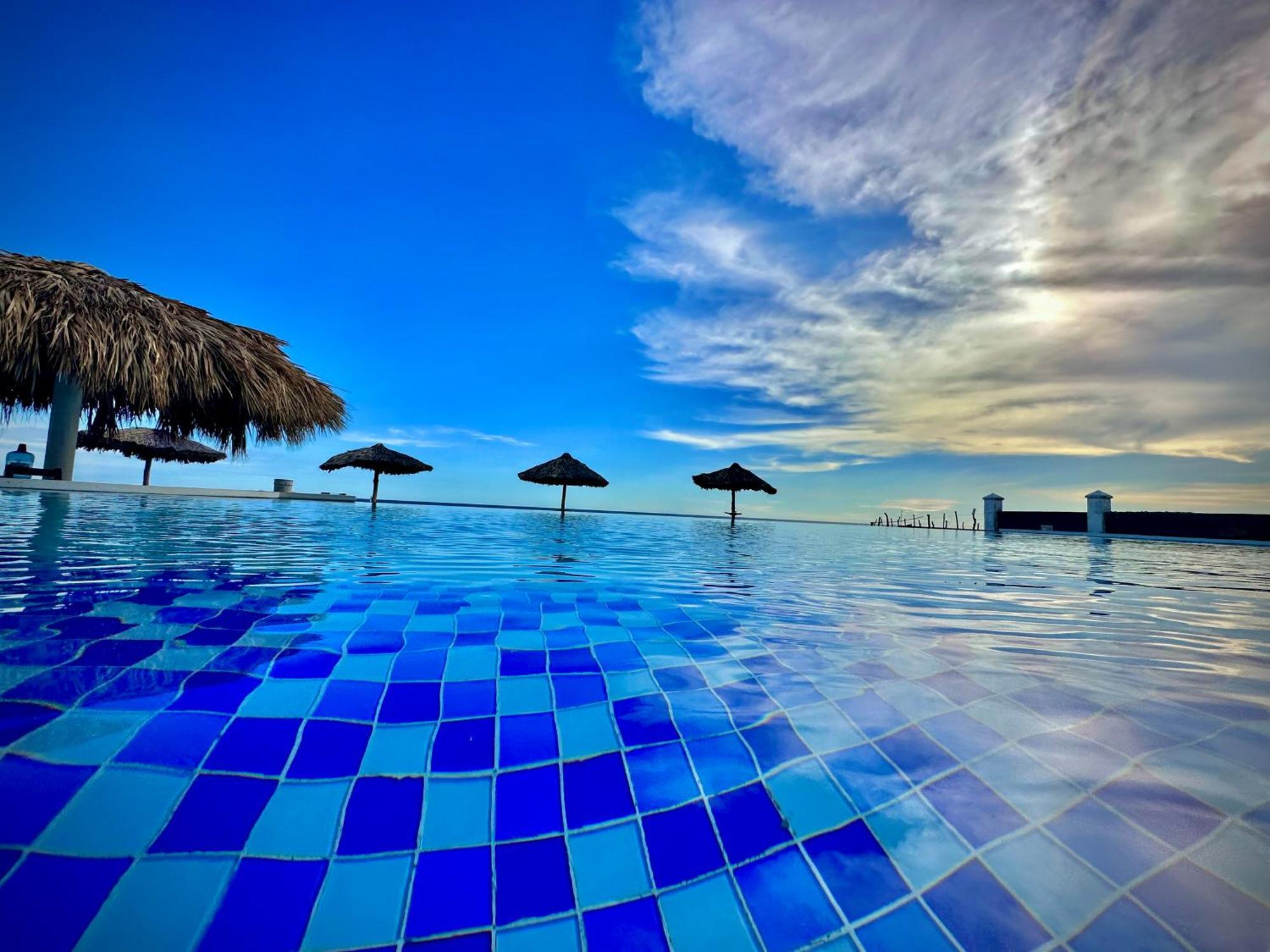 Hotel Tesoro Beach San Luis La Herradura Екстер'єр фото