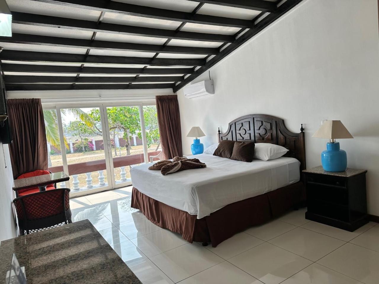 Hotel Tesoro Beach San Luis La Herradura Екстер'єр фото