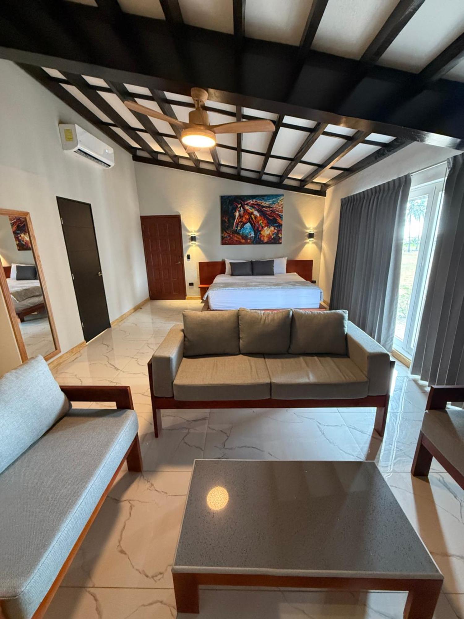 Hotel Tesoro Beach San Luis La Herradura Екстер'єр фото